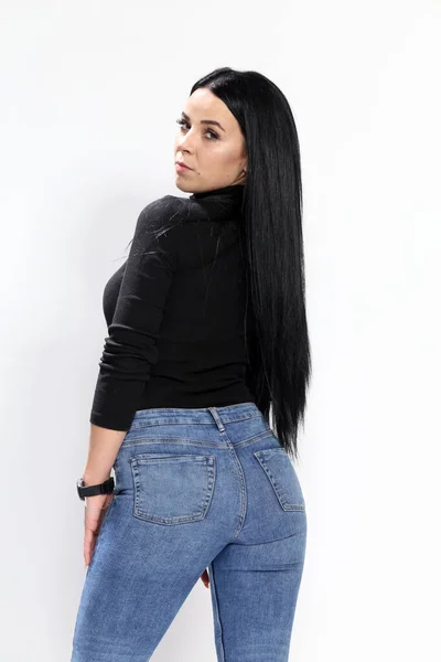 Menina Europeia Atraente Com Cabelo Preto Óculos Posando Estúdio Fundo — Fotografia de Stock