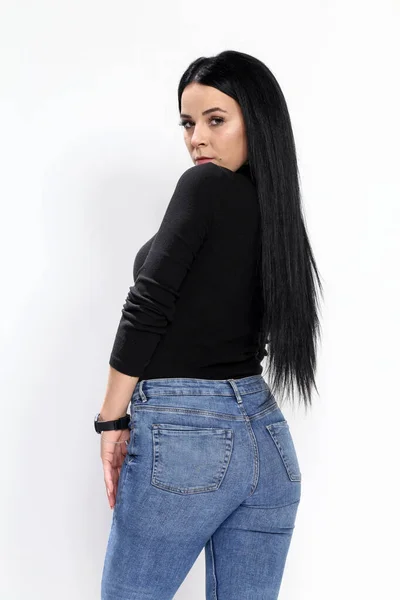 Menina Europeia Atraente Com Cabelo Preto Óculos Posando Estúdio Fundo — Fotografia de Stock