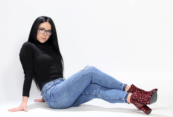 Menina Europeia Atraente Com Cabelo Preto Óculos Posando Estúdio Fundo — Fotografia de Stock