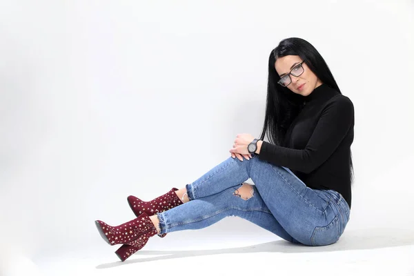 Menina Europeia Atraente Com Cabelo Preto Óculos Posando Estúdio Fundo — Fotografia de Stock