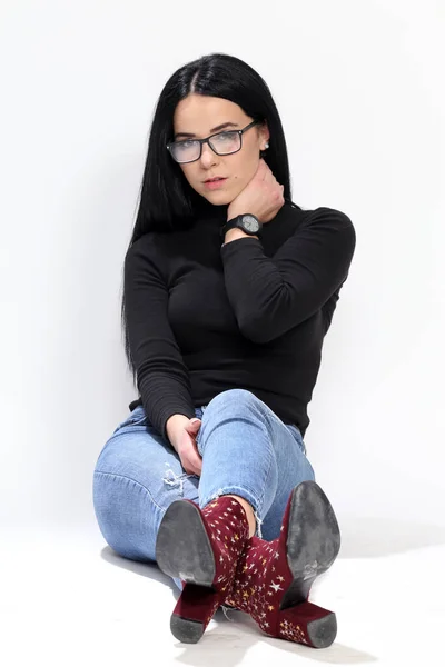 Attraktives Europäisches Mädchen Mit Schwarzen Haaren Und Brille Posiert Studio — Stockfoto