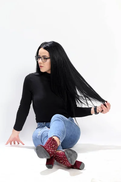 Jolie Fille Européenne Aux Cheveux Noirs Lunettes Posant Studio Sur — Photo