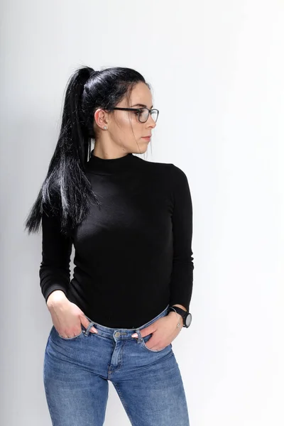 Menina Europeia Atraente Com Cabelo Preto Óculos Posando Estúdio Fundo — Fotografia de Stock