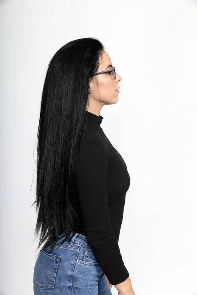 Atrakcyjna Europejka Czarnymi Włosami Okularami Pozująca Studio Odosobnionym Tle Styl — Zdjęcie stockowe