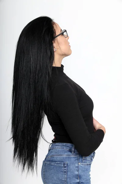 Menina Europeia Atraente Com Cabelo Preto Óculos Posando Estúdio Fundo — Fotografia de Stock