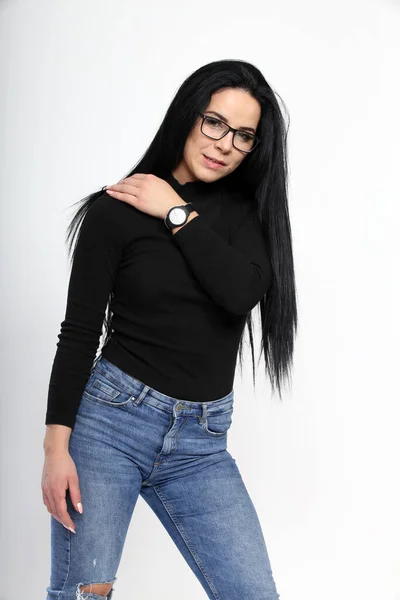 Jolie Fille Européenne Aux Cheveux Noirs Lunettes Posant Studio Sur — Photo