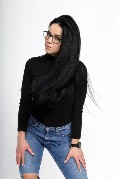迷人的欧洲姑娘 黑头发 戴着眼镜 在独立的背景下摆出一副画室的姿势 时尚观念 — 图库照片