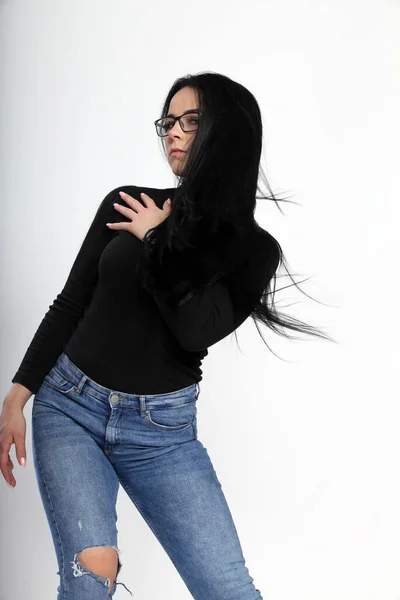 Jolie Fille Européenne Aux Cheveux Noirs Lunettes Posant Studio Sur — Photo