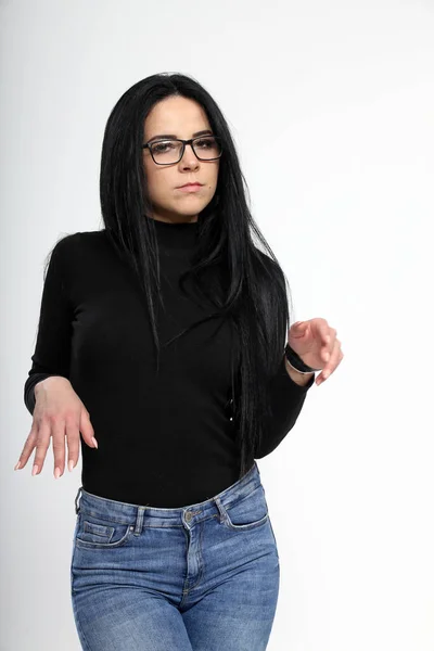 Atractiva Chica Europea Con Pelo Negro Gafas Posando Estudio Sobre — Foto de Stock