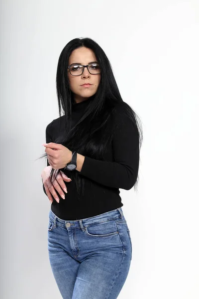 Siyah Saçlı Gözlüklü Çekici Avrupalı Kız Izole Edilmiş Arka Planda — Stok fotoğraf