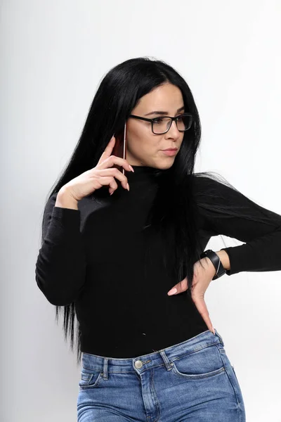 Atractiva Chica Europea Con Pelo Negro Gafas Posando Estudio Sobre — Foto de Stock