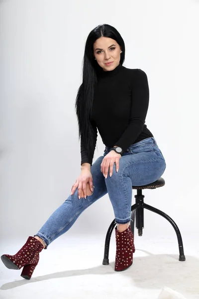 Siyah saçlı ve gözlüklü çekici Avrupalı kız izole edilmiş arka planda poz veriyor. Tarz, trendler, moda konsepti.