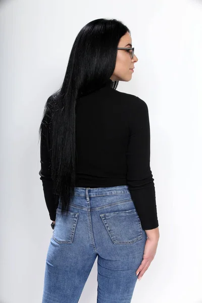 Menina Europeia Atraente Com Cabelo Preto Óculos Posando Estúdio Fundo — Fotografia de Stock