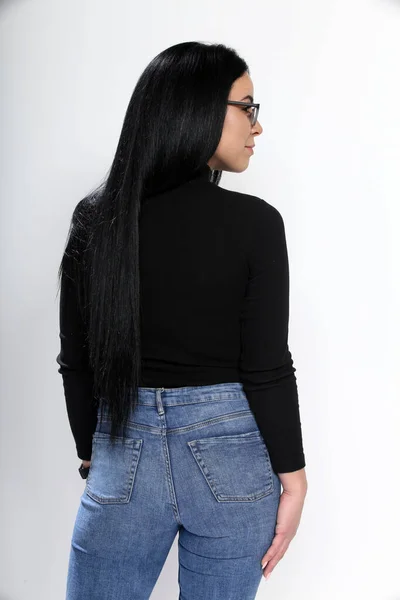 Menina Europeia Atraente Com Cabelo Preto Óculos Posando Estúdio Fundo — Fotografia de Stock