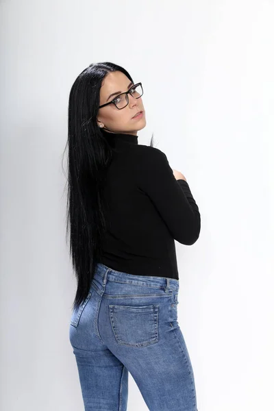Vonzó Európai Lány Fekete Hajjal Szemüveggel Pózol Stúdióban Elszigetelt Háttérrel — Stock Fotó