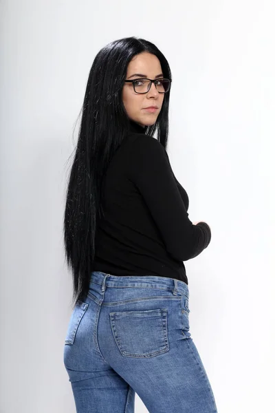 Menina Europeia Atraente Com Cabelo Preto Óculos Posando Estúdio Fundo — Fotografia de Stock