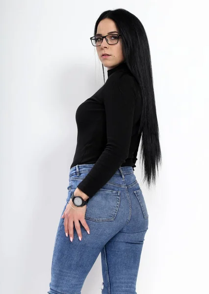 Attraktives Europäisches Mädchen Mit Schwarzen Haaren Und Brille Posiert Studio — Stockfoto