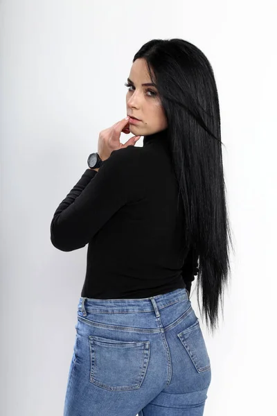 Menina Europeia Atraente Com Cabelo Preto Óculos Posando Estúdio Fundo — Fotografia de Stock