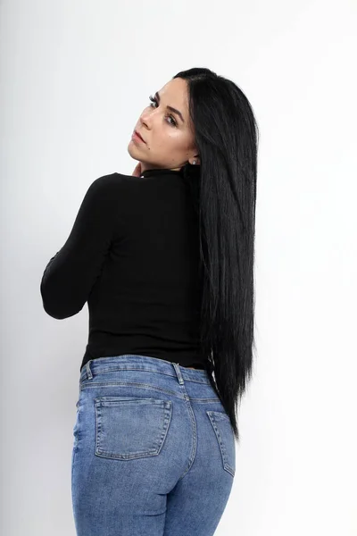 Menina Europeia Atraente Com Cabelo Preto Óculos Posando Estúdio Fundo — Fotografia de Stock