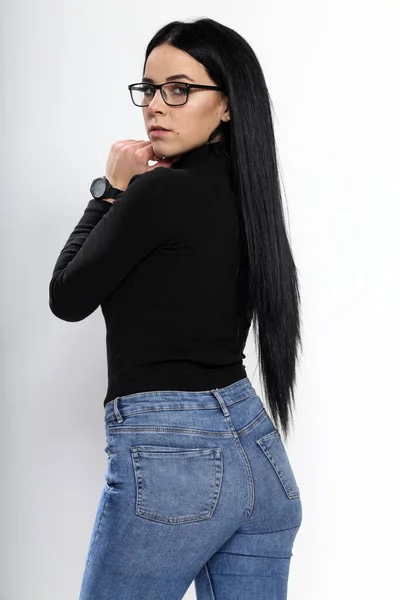 Atraktivní Evropská Dívka Černými Vlasy Brýlemi Pózující Studiu Izolovaném Pozadí — Stock fotografie