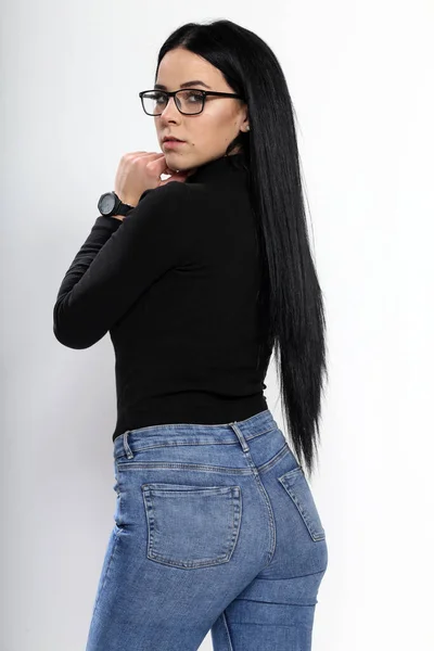 Jolie Fille Européenne Aux Cheveux Noirs Lunettes Posant Studio Sur — Photo