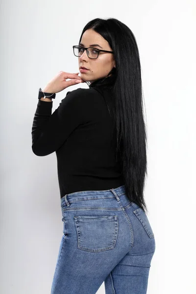 Jolie Fille Européenne Aux Cheveux Noirs Lunettes Posant Studio Sur — Photo