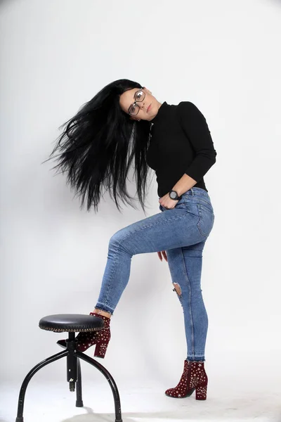 Menina Europeia Atraente Com Cabelo Preto Óculos Posando Estúdio Fundo — Fotografia de Stock