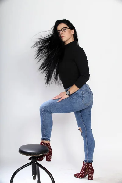 Menina Europeia Atraente Com Cabelo Preto Óculos Posando Estúdio Fundo — Fotografia de Stock