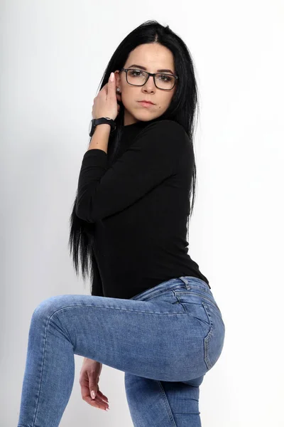 Menina Europeia Atraente Com Cabelo Preto Óculos Posando Estúdio Fundo — Fotografia de Stock