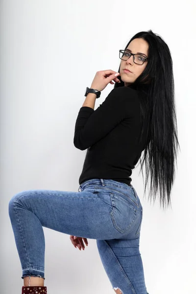 Atractiva Chica Europea Con Pelo Negro Gafas Posando Estudio Sobre — Foto de Stock