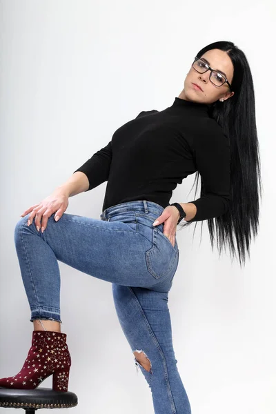 Menina Europeia Atraente Com Cabelo Preto Óculos Posando Estúdio Fundo — Fotografia de Stock