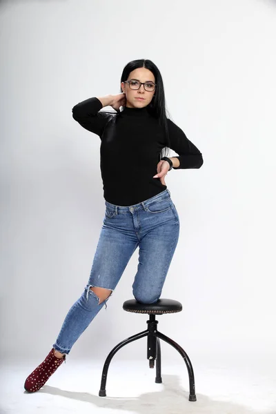 Vonzó Európai Lány Fekete Hajjal Szemüveggel Pózol Stúdióban Elszigetelt Háttérrel — Stock Fotó