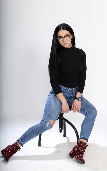 Attraktives Europäisches Mädchen Mit Schwarzen Haaren Und Brille Posiert Studio — Stockfoto