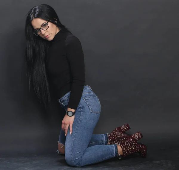 Menina Europeia Atraente Com Cabelo Preto Óculos Posando Estúdio Fundo — Fotografia de Stock