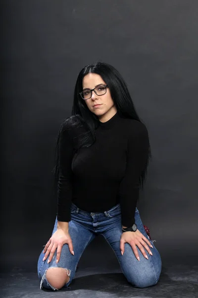 Atrakcyjna Europejka Czarnymi Włosami Okularami Pozująca Studio Odosobnionym Tle Styl — Zdjęcie stockowe
