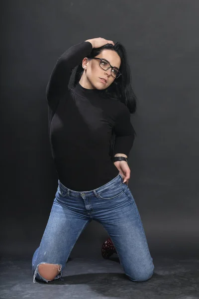 Atractiva Chica Europea Con Pelo Negro Gafas Posando Estudio Sobre —  Fotos de Stock