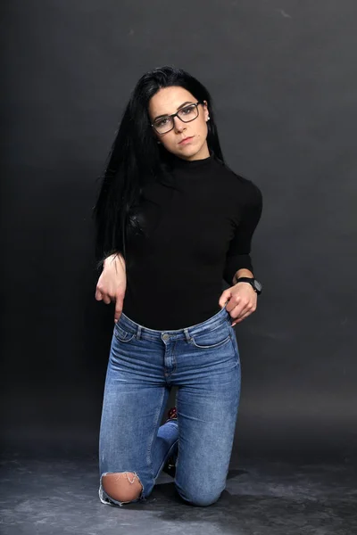 Attraktives Europäisches Mädchen Mit Schwarzen Haaren Und Brille Posiert Studio — Stockfoto