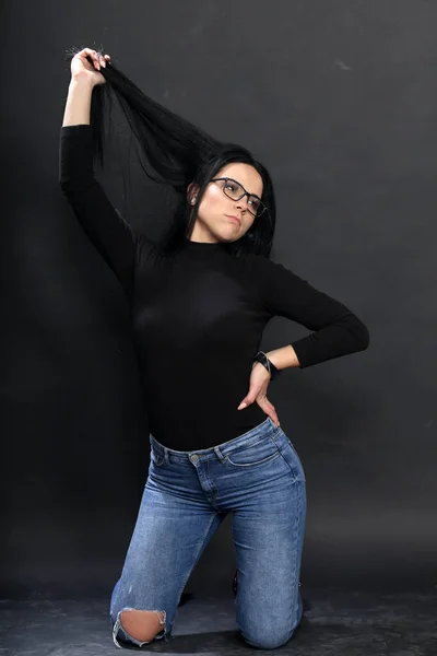 Menina Europeia Atraente Com Cabelo Preto Óculos Posando Estúdio Fundo — Fotografia de Stock