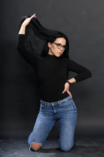 Menina Europeia Atraente Com Cabelo Preto Óculos Posando Estúdio Fundo — Fotografia de Stock