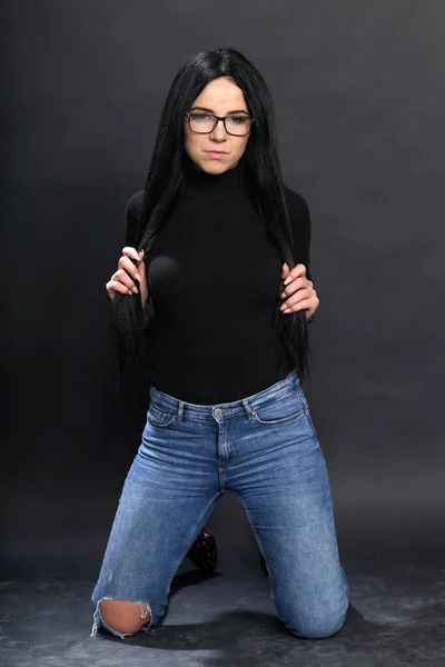 Menina Europeia Atraente Com Cabelo Preto Óculos Posando Estúdio Fundo — Fotografia de Stock