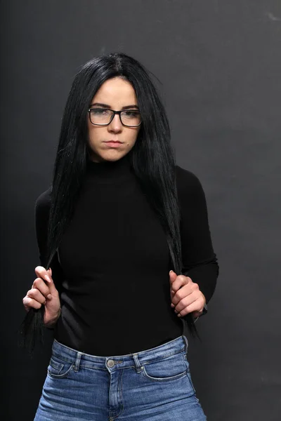 Jolie Fille Européenne Aux Cheveux Noirs Lunettes Posant Studio Sur — Photo