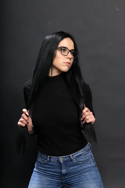 Menina Europeia Atraente Com Cabelo Preto Óculos Posando Estúdio Fundo — Fotografia de Stock