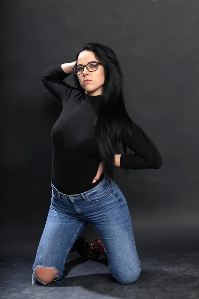 Menina Europeia Atraente Com Cabelo Preto Óculos Posando Estúdio Fundo — Fotografia de Stock