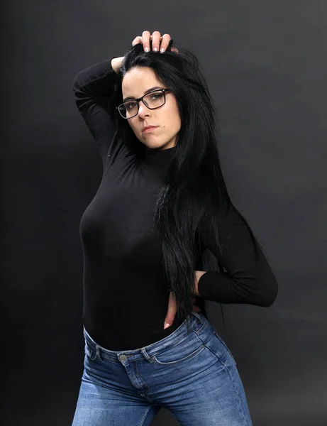 Aantrekkelijk Europees Meisje Met Zwart Haar Bril Poserend Studio Geïsoleerde — Stockfoto