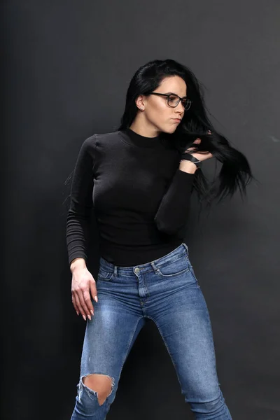 Attraktives Europäisches Mädchen Mit Schwarzen Haaren Und Brille Posiert Studio — Stockfoto