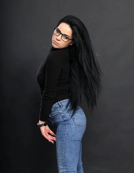 Jolie Fille Européenne Aux Cheveux Noirs Lunettes Posant Studio Sur — Photo