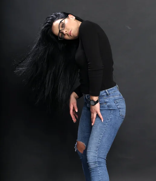 Ελκυστική Ευρωπαία Μαύρα Μαλλιά Και Γυαλιά Που Ποζάρουν Στο Στούντιο — Φωτογραφία Αρχείου