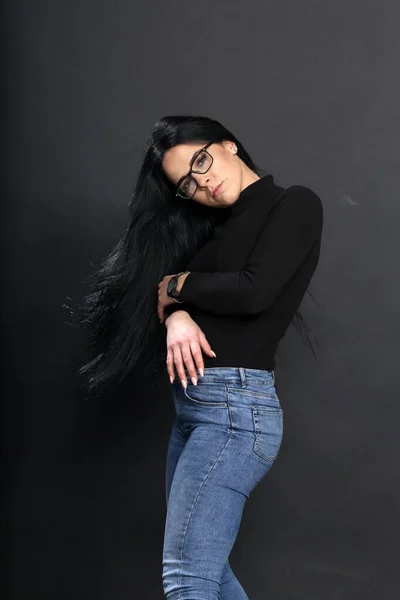 Menina Europeia Atraente Com Cabelo Preto Óculos Posando Estúdio Fundo — Fotografia de Stock