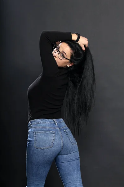 Menina Europeia Atraente Com Cabelo Preto Óculos Posando Estúdio Fundo — Fotografia de Stock