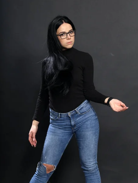 Menina Europeia Atraente Com Cabelo Preto Óculos Posando Estúdio Fundo — Fotografia de Stock